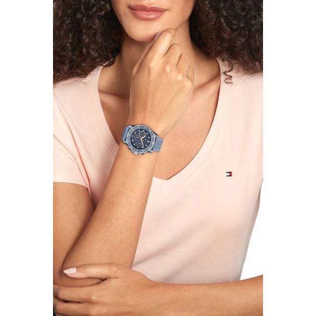 Woman wearing TOMMY HILFIGER Mod. 1782571 quartz analog watch, 40mm mineral dial, in official packaging.
