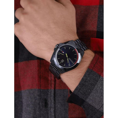 Gent wearing TOMMY HILFIGER Mod. 1791689 watch on wrist with black dial and bracelet, highlighting quartz analog movement and style.