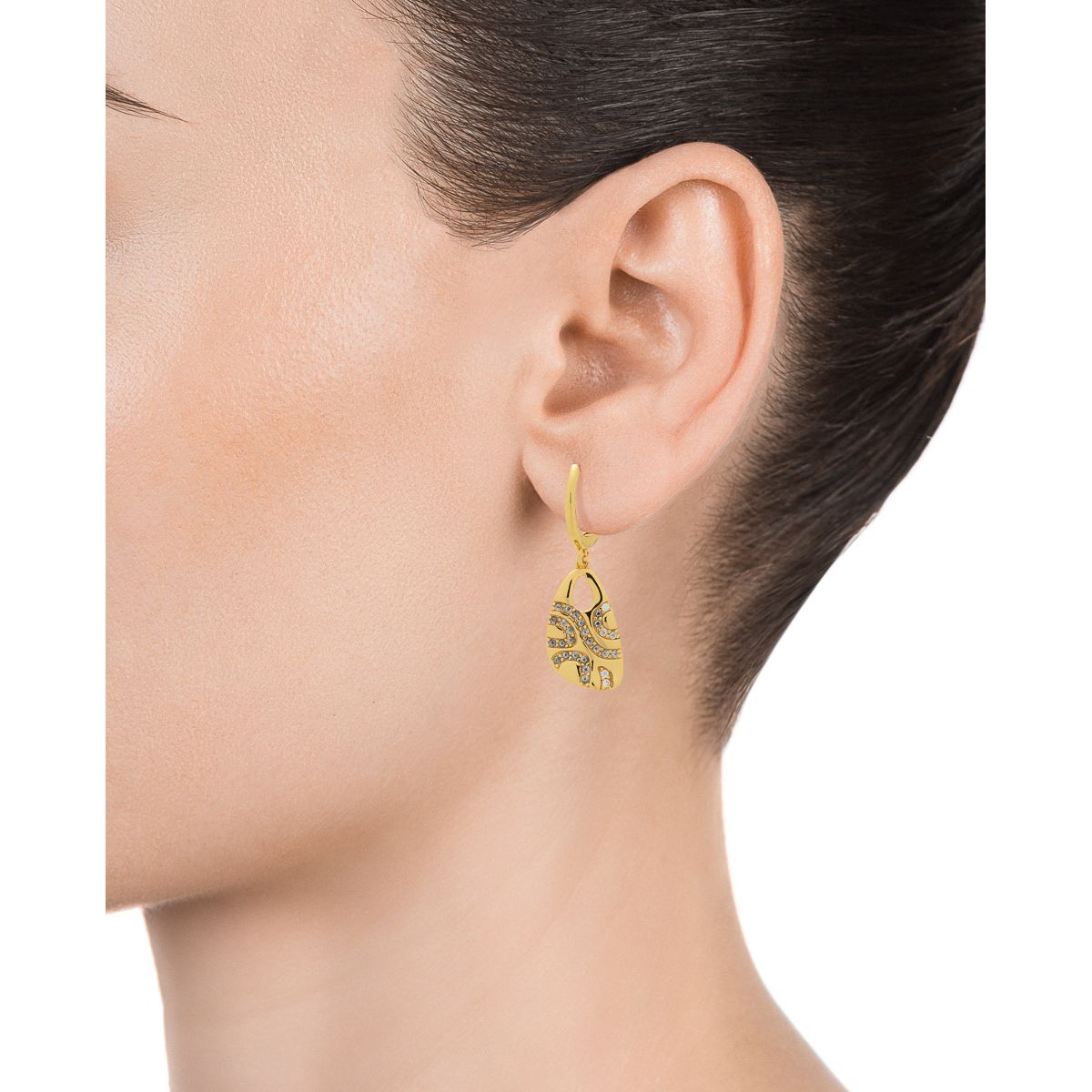 Woman wearing VICEROY JEWELS Mod. 13035E100-36 earrings in gold with intricate design.
