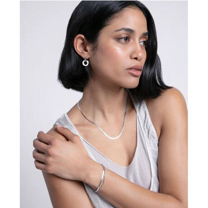 Woman wearing VICEROY JEWELS Mod. 13200E000-90 silver earrings, showcasing modern elegance. Ideal for stylish ladies.