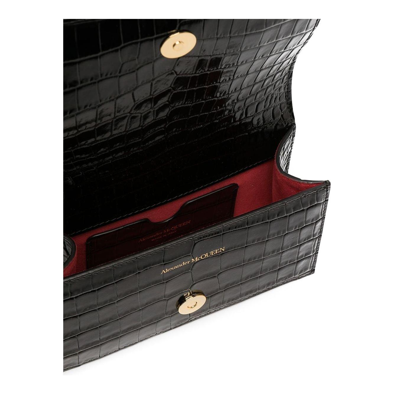 Front view with bag zipped and handles upright.
